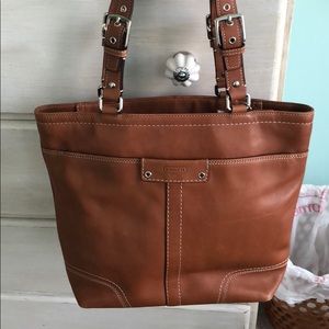 Nice purse w/2 pockets inside and 1 w/zipper.